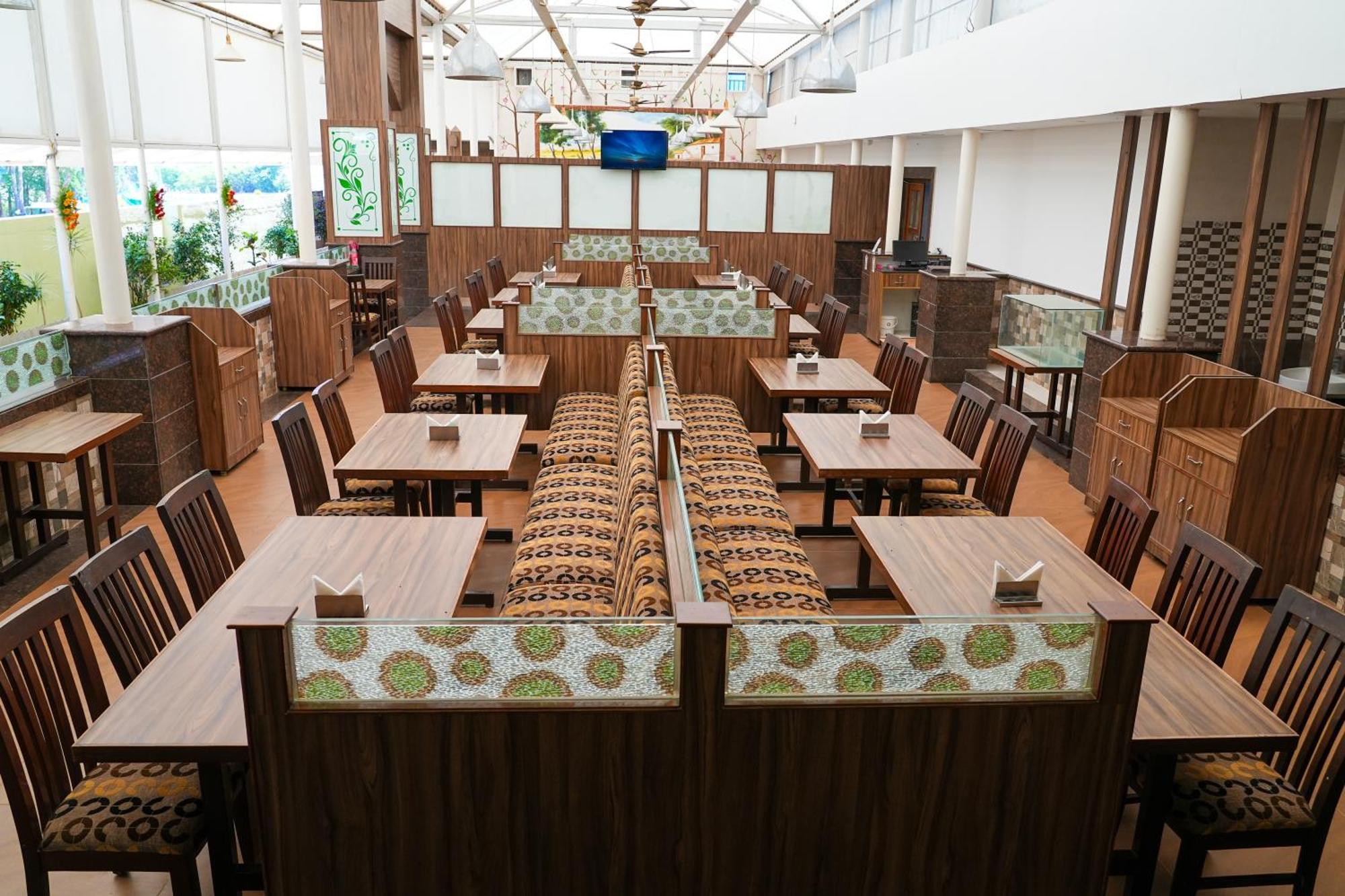 Sri Krishna Inn - Kempegowda Airport Bangalore Devanahalli Bagian luar foto