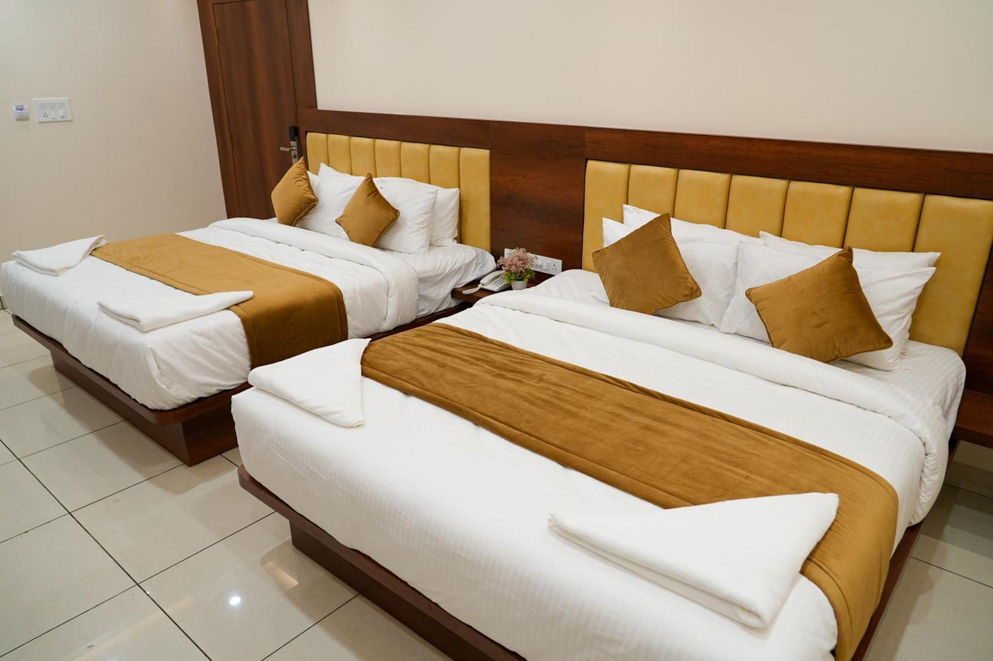 Sri Krishna Inn - Kempegowda Airport Bangalore Devanahalli Bagian luar foto